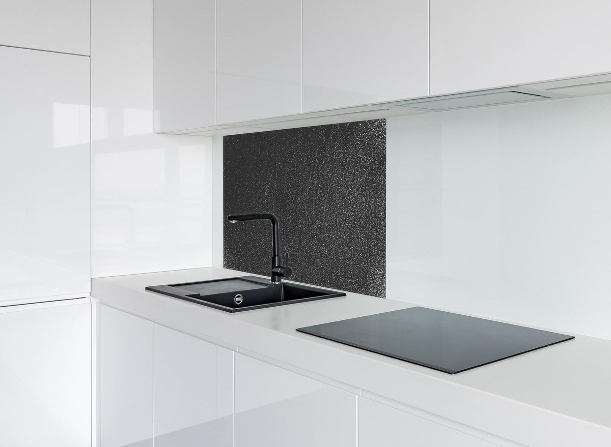 Spritzschutz - Verwitterte Rost-Optik Metall Textur hinter einem Cerankochfeld zwischen Holz-Kochutensilien
