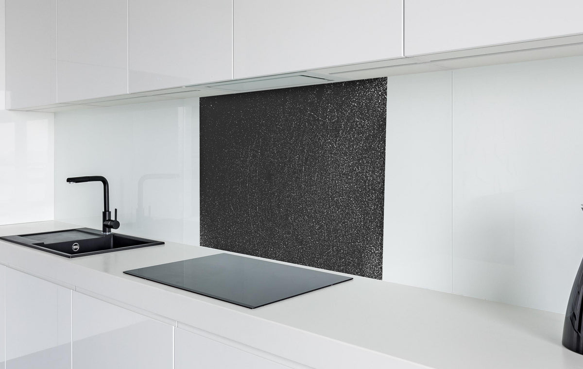 Spritzschutz - Verwitterte Rost-Optik Metall Textur hinter einem Cerankochfeld zwischen Holz-Kochutensilien
