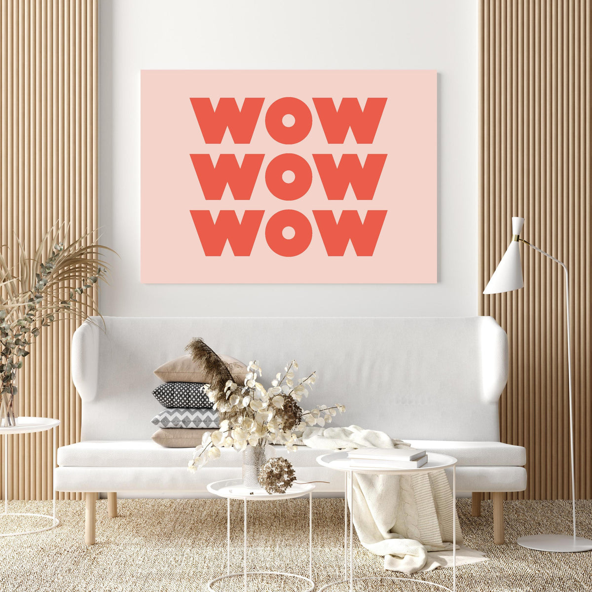 Wandbild - WOW WOW WOW in extravagant gestaltetem Raum mit minimalistischer Couch-quadratisch